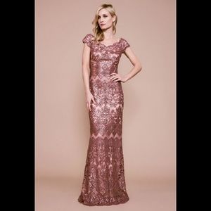 Tadashi Shoji HETZ SEQUIN EMBROIDERED GOWN
BMN16570LY

$528